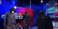  Equipe do canal de TV estatal TC Televisi&oacute;n rendida ao vivo.  Foto: Reprodu&ccedil;&atilde;o