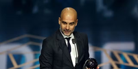 Pep Guardiola com o Fifa The Best   Foto: Andrew Boyers / Reuters