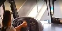 Suspeito usou uma faca para ameaçar o motorista do ônibus  Foto: Reprodução/TV Globo