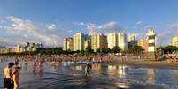 A forte onda de calor tem levado turistas e santistas a ocupar todas as praias de Santos, no litoral sul paulista, em foto desta terça-feira, 16 de janeiro de 2024.  Foto: LUIGI BONGIOVANNI/THENEWS2/ESTADÃO CONTEÚDO