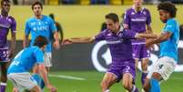  Foto:   Fayez Nureldine via Getty Images - Legenda: Bonaventura (ventro) tenta levar a Fiorentina ao ataque contra o Napoli -  / Jogada10