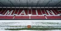 Estádio do Mainz, coberto de neve, está impossibilitado de receber jogo da Bundesliga  Foto: Divulgação/Mainz / Estadão