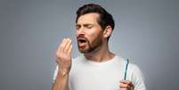 Dentista revela o que causa e o que pode solucionar o mau hálito  Foto: Shutterstock / Saúde em Dia