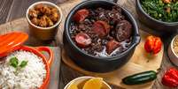 Feijoada é o prato que mais combina com o Carnaval no Brasil  Foto: YES BRASIL