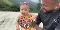  Foto: Instagram @neymarjr - Legenda: Neymar foi à praia com filha Mavie / Jogada10