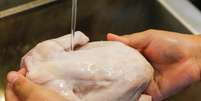 Pode lavar frango? Descubra!  Foto: iStock
