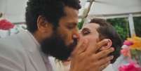 Ramiro e Kelvin se casaram no último capítulo da novela  Foto: Reprodução/Globo