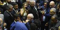 Lula dá abraço em Ciro Nogueira ao chegar para solenidade de promulgação da reforma tributária no Congresso, em 20/12/2023.  Foto: Marcos Oliveira/Agência Senado / Estadão