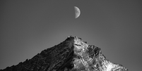 Lua minguante junto da montanha Grivola, na Itália (Imagem: Reprodução/Enzo Massa Micon)  Foto: Canaltech