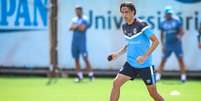  Foto: Lucas Uebel/Grêmio - Legenda: Pedro Geromel usou proteção na mão direita em treino desta segunda-feira / Jogada10