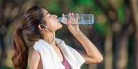 A hidratação é o cuidado principal para quem vai praticar exercícios, pois no calor há um risco maior de sofrer com desidratação  Foto: GP PIXSTOCK | Shutterstock / Portal EdiCase