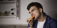 Aquela sobra de pizza que ficou na geladeira não é a melhor opção para a hora de dormir  Foto: iStock / Jairo Bouer