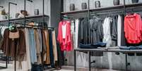 Saiba como comprar roupas sem gastar tanto  Foto: Shutterstock / Alto Astral