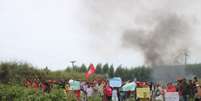 Imagem mostra dezenas de integrantes do Movimento dos Trabalhadores Rurais Sem Terra durante bloqueio na rodovia BR-101 em protesto a ataque indígena.  Foto: Alma Preta