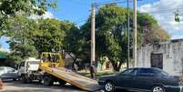 A polícia divulgou imagem do carro começando a ser guinchado  Foto: Divulgação/Policía de Córdoba