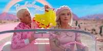 This image released by Warner Bros. Pictures shows Ryan Gosling, left, and Margot Robbie in a scene from "Barbie." (Warner Bros. Pictures via AP)  Foto: Warner Bros. Pictures/Divulgação / Estadão