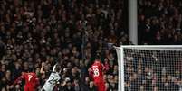  Foto: Adrian Dennis/AFP via Getty Images - Legenda: Luis Díaz (camisa 7, de vermelho, à esquerda) corre para celebrar o seu gol para o Liverpool contra o Fulham / Jogada10