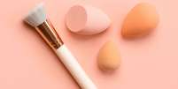 Com essas dicas, você vai usar a esponja de maquiagem da forma correta  Foto: Shutterstock / Alto Astral
