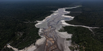 Estiagem na Amazônia secou o leito de rios por praticamente toda a região e afetou a vida de milhões de pessoas  Foto: EPA / BBC News Brasil