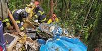 Avião de pequeno porte cai na Grande São Paulo  Foto: Divulgação/Corpo de Bombeiros / Perfil Brasil