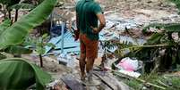 Morador do bairro Jorge Teixeira observa a destruição causada por um deslizamento de terra, em Manaus, em 13 de março de 2023.  Foto: Alma Preta