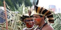 A imagem mostra dois indígenas da etnia Pataxó Hã Hã Hãe.  Foto: Alma Preta