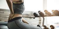 Dor nas costas após exercício físico? Ortopedista explica o que fazer  Foto: Shutterstock / Saúde em Dia