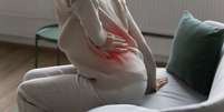 A dor de coluna pode ser causada ou piorada por vários hábitos; veja quais  Foto: Shutterstock / Alto Astral