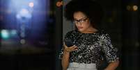 Mulher checando telefone  Foto: Getty Images / BBC News Brasil