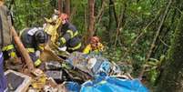 Avião de pequeno porte cai e deixa dois mortos em Rio Grande da Serra (SP)  Foto: Divulgação/@BombeirosPMESP