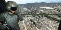 Militares do Exército sobrevoam o complexo do Alemão, no Rio de Janeiro, para dar segurança durante as eleições Foto: Wilton Junior / Estadão / Estadão