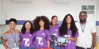 A imagem mostra a equipe de robótica Tech Girls, formada por meninas negras, na cidade de Camaçari  Foto: Alma Preta
