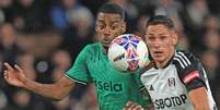  Foto: Alexander Isak (de verde) luta pela bola com  Lukic, do Fulham. O Newcastle ven ceu e avança às oitavas da Copa da Inglaterra  - / Jogada10