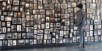 Mural no campo de Auschwitz-Birkenau: centenas de fotos e destinos são apenas uma fração do horror do Holocausto  Foto: DW / Deutsche Welle