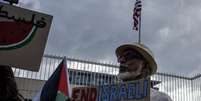 Ativista pró-palestina segura um cartaz com os dizeres "fim do apartheid israelense já", em protesto contra as suas operações militares em Gaza, em 26 de janeiro de 2024.  Foto: Alma Preta