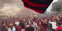  Foto: Reproduçao de vídeo redes sociais Flamengo - Legenda: Flamengo se apresenta rodeado de torcedores em Orlando / Jogada10