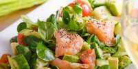 Salada de rúcula com salmão e abacate  Foto: Liliya Kandrashevich | Shutterstock / Portal EdiCase