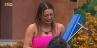 Beatriz chora ao receber barraca de camel&ocirc; da fam&iacute;lia no 'BBB 24'  Foto: Reprodu&ccedil;&atilde;o/Globo / M&aacute;rcia Piovesan