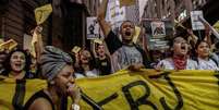 Imagem mostra estudantes da Universidade Federal do Rio de Janeiro (UFRJ) durante manifestação pela valorização da educação.  Foto: Alma Preta