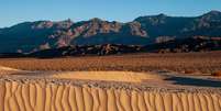 O Deserto do Atacama tem formações rochosas singulares, gêiseres, vulcões e lagoas  Foto: wirestock | Shutterstock / Portal EdiCase