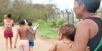 A imagem mostra moradores do território Yanomami. Ação publicada pelo MPF cobra ações efetivas do Estado para proteção do território indígena.  Foto: Alma Preta