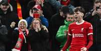  Foto: Paul Ellis/AFP via Getty Images - Legenda: Conor Bradley celebra o seu gol, o segundo o Liverpool na vitória sobre o Chelsea / Jogada10