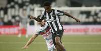Jeffinho em a&ccedil;&atilde;o pelo Botafogo diante da Portuguesa   Foto: Vitor Silva/Botafogo / Esporte News Mundo
