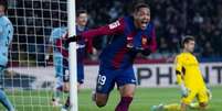  Foto: Lluis Gene/AFP via Getty Images - Legenda: Vitor Roque comemora o primeiro gol marcado com a camisa do Barcelona - / Jogada10