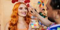 Maquiagem de Carnaval: especialista alerta para cuidados com a pele  Foto: Shutterstock / Saúde em Dia