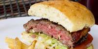 Entenda os riscos de consumir hambúrguer mal passado ou 'ao ponto'  Foto: iStock