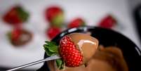 Fondue de chocolate mata aquela vontade de doce e é super simples de fazer  Foto: iStock