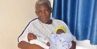 Safina Namukwaya, que se tornou mãe de gêmeos aos 70 anos, na África  Foto: Reprodução