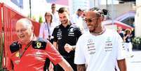 Frederic Vasseur e Hamilton: de novo juntos em 2025, mas agora na Ferrari  Foto: X / Divulga&ccedil;&atilde;o
