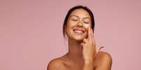Desde os mais detalhistas até os mais despreocupados, os astros têm muito a revelar sobre como cada signo faz seu skincare  Foto: Shutterstock / João Bidu